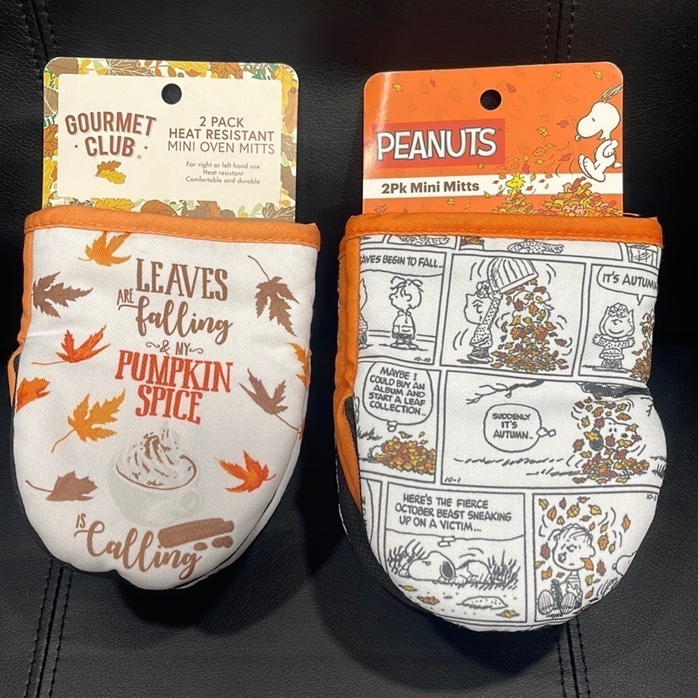 2 mini oven mitts